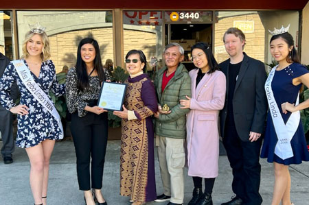 RibbonCuttingatLuckGaiCafe01